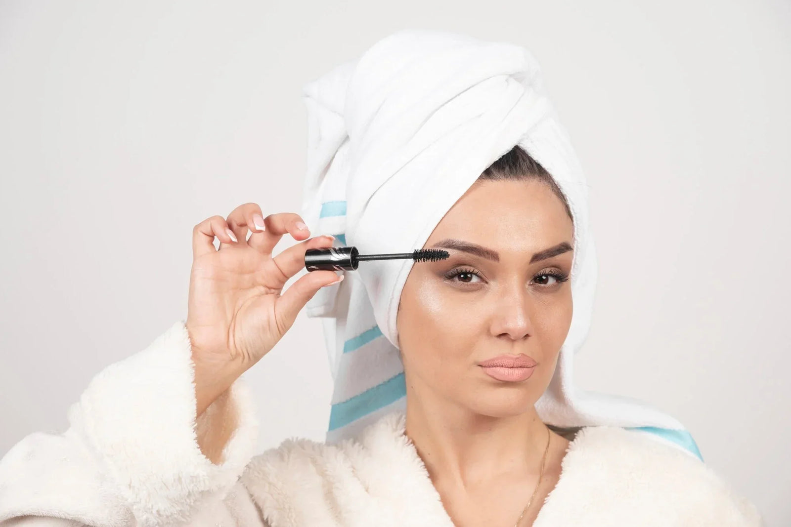 Achieve-Fuller-Longer-Lashes-with-Lashup-Drops dermatologists.pk